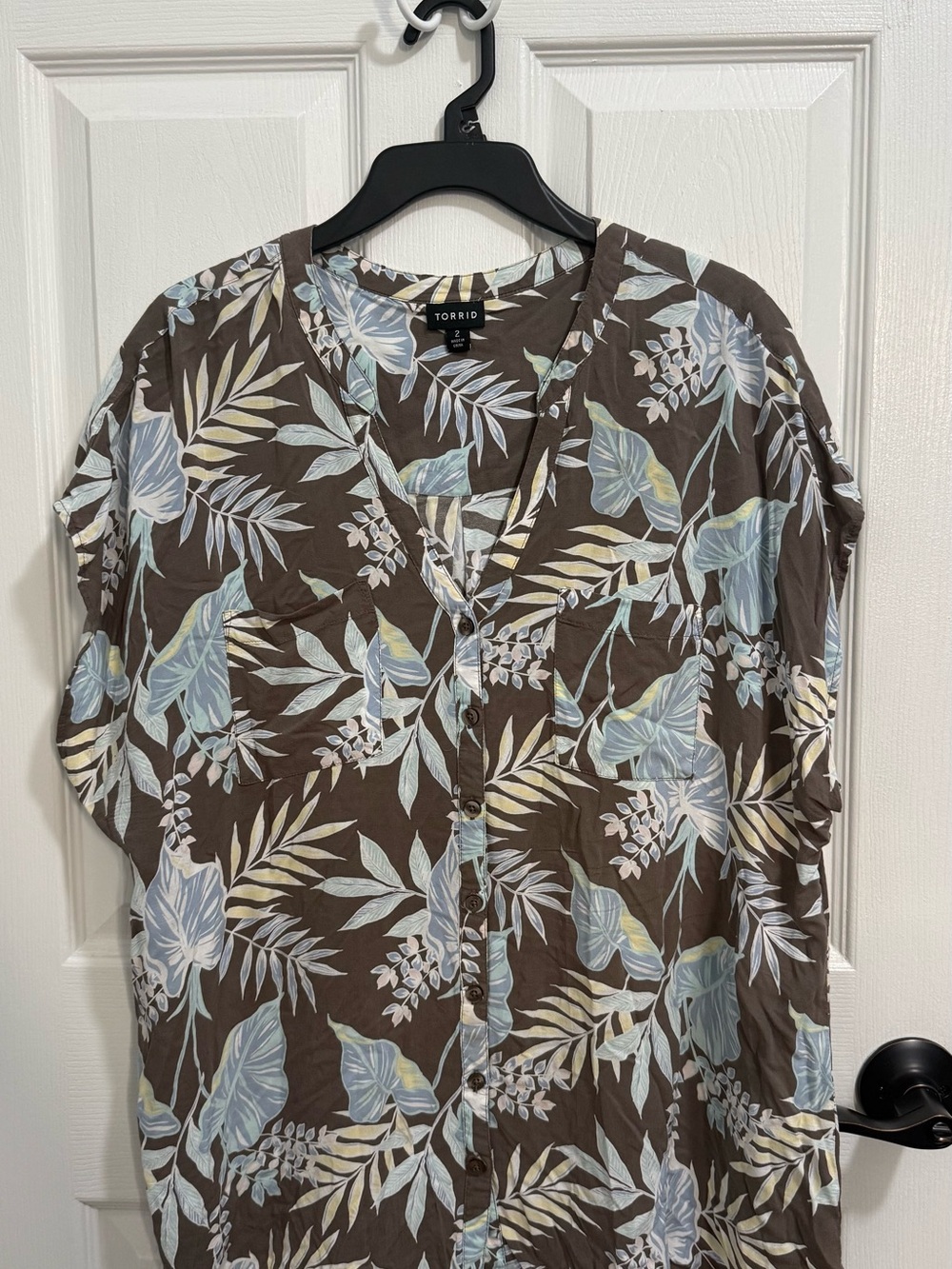 torrid Brown Floral Short-Sleeve Button-Up Shirt with Blue & Cream Leaves